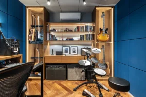 Um estúdio de música em um apartamento residencial
